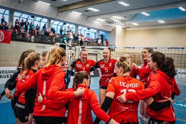 Volleyball Frauen Saison 2024 2025 2. Volleyball Bundesliga Frauen Pro ETV Hamburg vs. VCO Dresden 08.02.2025 ETV gewinnt und feiert v.l. Jana-Marie Meiser ( 1, ETV Hamburg) Leonie Körtzinger ( 7, ETV Hamburg) und Anna Hartig ( 5, ETV Hamburg) Jubel Emotionen Hamburg Lokstedter Steindamm 52 Hamburg Deutschland