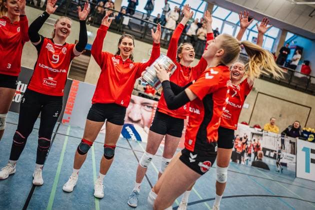 Volleyball Frauen Saison 2024 2025 2. Volleyball Bundesliga Frauen Pro ETV Hamburg vs. VCO Dresden 08.02.2025 Anna Hartig ( 5, ETV Hamburg) vorne wird zum MVP gewählt Hamburg Lokstedter Steindamm 52 Hamburg Deutschland