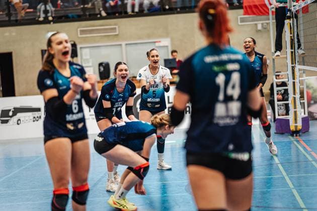 Volleyball Frauen Saison 2024 2025 2. Volleyball Bundesliga Frauen Pro ETV Hamburg vs. VCO Dresden 08.02.2025 Jubel beim VCO in der Mitte Zofia Sykut ( 11, VCO Dresden) und Emilia Schaarschmidt ( 5, VCO Dresden) Hamburg Lokstedter Steindamm 52 Hamburg Deutschland