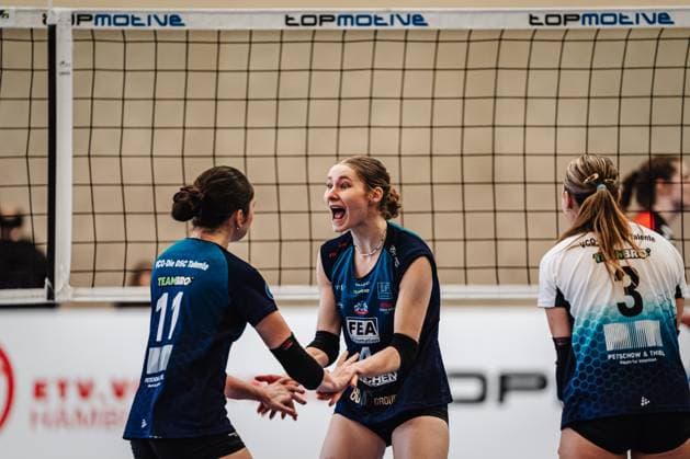 Volleyball Frauen Saison 2024 2025 2. Volleyball Bundesliga Frauen Pro ETV Hamburg vs. VCO Dresden 08.02.2025 v.l. Zofia Sykut ( 11, VCO Dresden), Teresa Ziegenbalg ( 4, VCO Dresden) jubel Hamburg Lokstedter Steindamm 52 Hamburg Deutschland