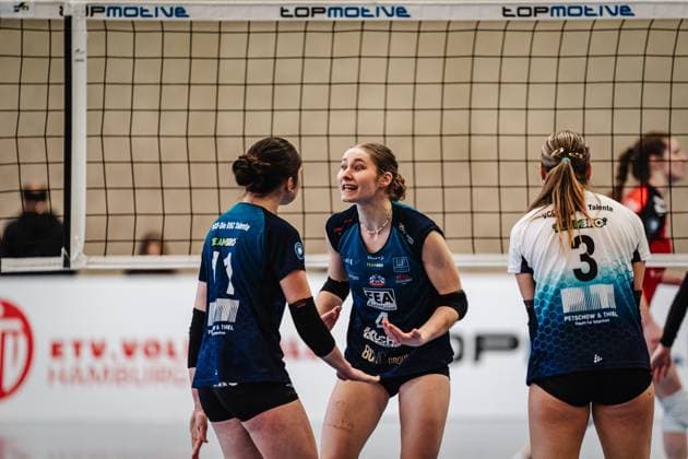 Volleyball Frauen Saison 2024 2025 2. Volleyball Bundesliga Frauen Pro ETV Hamburg vs. VCO Dresden 08.02.2025 v.l. Zofia Sykut ( 11, VCO Dresden), Teresa Ziegenbalg ( 4, VCO Dresden) jubel Hamburg Lokstedter Steindamm 52 Hamburg Deutschland