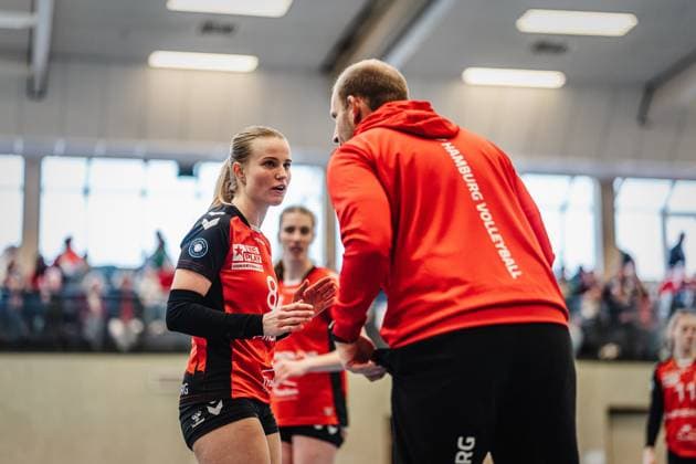 Volleyball Frauen Saison 2024 2025 2. Volleyball Bundesliga Frauen Pro ETV Hamburg vs. VCO Dresden 08.02.2025 v.l. Zoe Konjer ( 8, ETV Hamburg) und Trainer Holger Schlawitz (ETV Hamburg) im Gespräch Hamburg Lokstedter Steindamm 52 Hamburg Deutschland