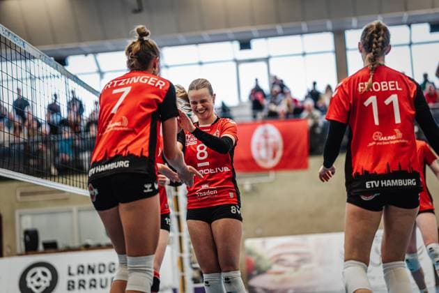 Volleyball Frauen Saison 2024 2025 2. Volleyball Bundesliga Frauen Pro ETV Hamburg vs. VCO Dresden 08.02.2025 v.l. Leonie Körtzinger ( 7, ETV Hamburg) und Zoe Konjer ( 8, ETV Hamburg) Hamburg Lokstedter Steindamm 52 Hamburg Deutschland