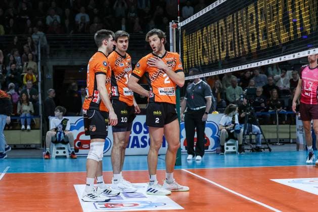 Moritz Reichert (BR Volleys, 15),Daniel Malescha (BR Volleys, 10) und Matthew Knigge (BR Volleys, 02), BR Volleys vs Netzhoppers KW, 1. Bundesliga, 18. Spieltag, 2025_02_08 Berlin Berlin Land Copyright: xFootxBowl ThomasxSobotzkix