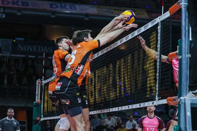 Daniel Malescha (BR Volleys, 10) kann gemeinsam mit anderen Volleyspielern den Ball abwehren, BR Volleys vs Netzhoppers KW, 1. Bundesliga, 18. Spieltag, 2025_02_08 Berlin Berlin Land Copyright: xFootxBowl ThomasxSobotzkix