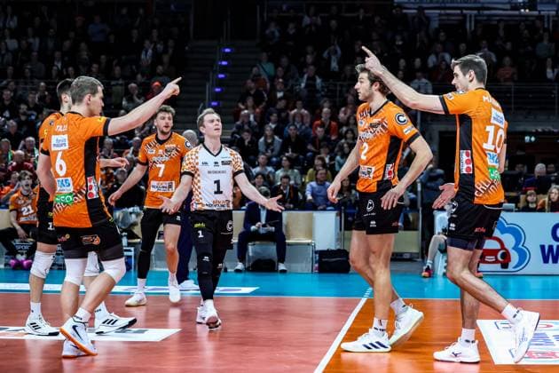Johannes Tille (BR Volleys, 06) , Simon Plaskie (BR Volleys, 07), Adam Kowalski (BR Volleys, 01), Matthew Knigge (BR Volleys, 02) und Daniel Malescha (BR Volleys, 10) nach dem Punktgewinn,BR Volleys vs Netzhoppers KW, 1. Bundesliga, 18. Spieltag, 2025_02_08 Berlin Berlin Land Copyright: xFootxBowl ThomasxSobotzkix