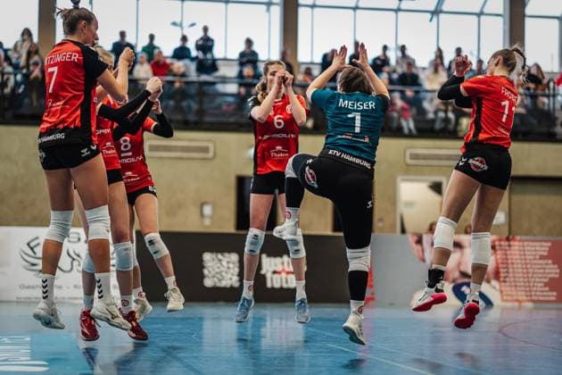 Volleyball Frauen Saison 2024 2025 2. Volleyball Bundesliga Frauen Pro ETV Hamburg vs. VCO Dresden 08.02.2025 ETV jubelt nach einem Ass von Svea Frobel ( 11, ETV Hamburg) rechts Hamburg Lokstedter Steindamm 52 Hamburg Deutschland