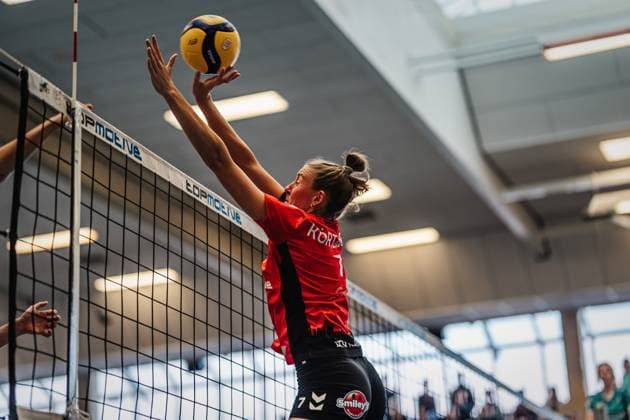 Volleyball Frauen Saison 2024 2025 2. Volleyball Bundesliga Frauen Pro ETV Hamburg vs. VCO Dresden 08.02.2025 Leonie Körtzinger ( 7, ETV Hamburg) beim Block Hamburg Lokstedter Steindamm 52 Hamburg Deutschland