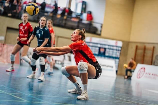 Volleyball Frauen Saison 2024 2025 2. Volleyball Bundesliga Frauen Pro ETV Hamburg vs. VCO Dresden 08.02.2025 Leonie Körtzinger ( 7, ETV Hamburg) nimmt den Ball an Hamburg Lokstedter Steindamm 52 Hamburg Deutschland