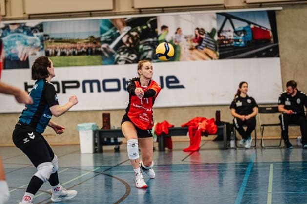Volleyball Frauen Saison 2024 2025 2. Volleyball Bundesliga Frauen Pro ETV Hamburg vs. VCO Dresden 08.02.2025 Svea Frobel ( 11, ETV Hamburg) nimmt den Ball an Hamburg Lokstedter Steindamm 52 Hamburg Deutschland