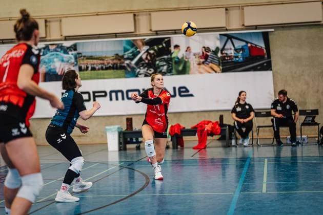 Volleyball Frauen Saison 2024 2025 2. Volleyball Bundesliga Frauen Pro ETV Hamburg vs. VCO Dresden 08.02.2025 Svea Frobel ( 11, ETV Hamburg) nimmt den Ball an Hamburg Lokstedter Steindamm 52 Hamburg Deutschland