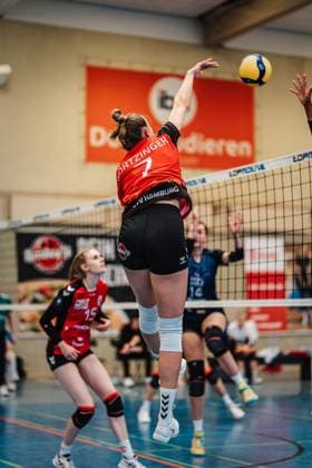 Volleyball Frauen Saison 2024 2025 2. Volleyball Bundesliga Frauen Pro ETV Hamburg vs. VCO Dresden 08.02.2025 Leonie Körtzinger ( 7, ETV Hamburg) beim Angriff Hamburg Lokstedter Steindamm 52 Hamburg Deutschland