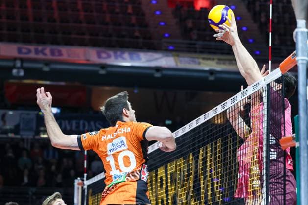 Daniel Malescha (BR Volleys, 10) konnten Ball erfolgreich über die Abwehr der Netzhoppers spielen, BR Volleys vs Netzhoppers KW, 1. Bundesliga, 18. Spieltag, 2025_02_08 Berlin Berlin Land Copyright: xFootxBowl ThomasxSobotzkix