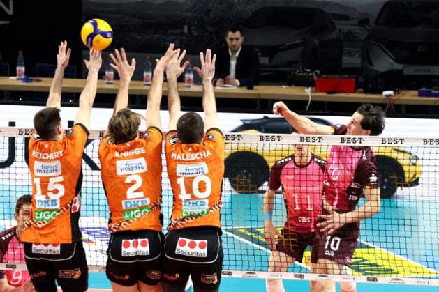 DEU, DVV, 1.VBL, BR Volleys vs. Netzhoppers KW Bestensee, 08.02.2025, Max-Schmeling-Halle, Berlin, DEU, DVV, 1.VBL, BR Volleys vs. Netzhoppers KW Bestensee, im Bild Moritz Reichert (BR Volleys 15), Matthew Knigge (BR Volleys 2), Daniel Malescha (BR Volleys 10), LINUS JONAS ENGELMAN (Netzhoppers 10) Foto: Juergen Engler nordphoto GmbH