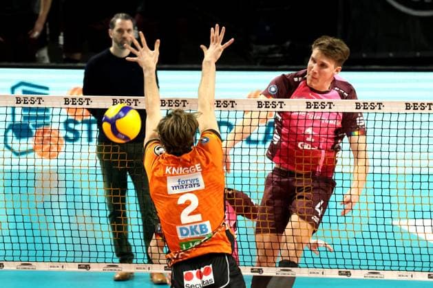 DEU, DVV, 1.VBL, BR Volleys vs. Netzhoppers KW Bestensee, 08.02.2025, Max-Schmeling-Halle, Berlin, DEU, DVV, 1.VBL, BR Volleys vs. Netzhoppers KW Bestensee, im Bild Matthew Knigge (BR Volleys 2), DENYS KALIBERDA (Netzhoppers 1) Foto: Juergen Engler nordphoto GmbH