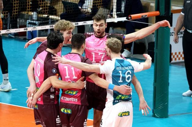 DEU, DVV, 1.VBL, BR Volleys vs. Netzhoppers KW Bestensee, 08.02.2025, Max-Schmeling-Halle, Berlin, DEU, DVV, 1.VBL, BR Volleys vs. Netzhoppers KW Bestensee, im Bild Netzhoppers-Spielerkreis Foto: Juergen Engler nordphoto GmbH