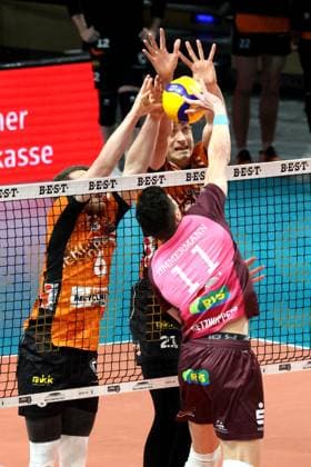 DEU, DVV, 1.VBL, BR Volleys vs. Netzhoppers KW Bestensee, 08.02.2025, Max-Schmeling-Halle, Berlin, DEU, DVV, 1.VBL, BR Volleys vs. Netzhoppers KW Bestensee, im Bild Johannes Tille (BR Volleys 6), Tobias Krick (BR Volleys 21),Theo Timmermann (Netzhoppers 11) Foto: Juergen Engler nordphoto GmbH