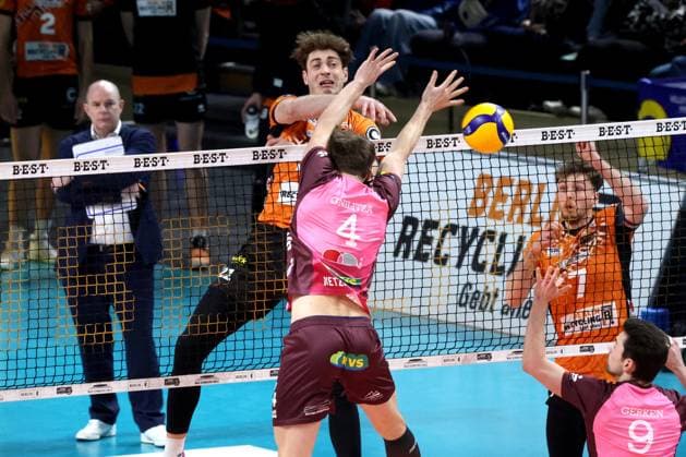 DEU, DVV, 1.VBL, BR Volleys vs. Netzhoppers KW Bestensee, 08.02.2025, Max-Schmeling-Halle, Berlin, DEU, DVV, 1.VBL, BR Volleys vs. Netzhoppers KW Bestensee, im Bild Tobias Krick (BR Volleys 21), Simon Plaskie (BR Volleys 7), Trainer Joel Banks (BR Volleys), ODIN GNILITZA (Netzhoppers 4) Foto: Juergen Engler nordphoto GmbH