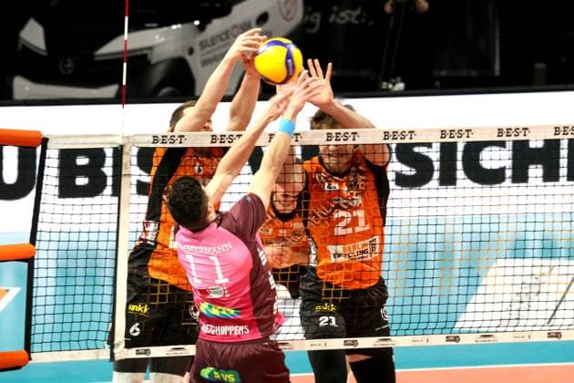 DEU, DVV, 1.VBL, BR Volleys vs. Netzhoppers KW Bestensee, 08.02.2025, Max-Schmeling-Halle, Berlin, DEU, DVV, 1.VBL, BR Volleys vs. Netzhoppers KW Bestensee, im Bild Johannes Tille (BR Volleys 6), Tobias Krick (BR Volleys 21), Theo Timmermann (Netzhoppers 11) Foto: Juergen Engler nordphoto GmbH