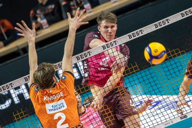 08.02.2025, Berlin, Volleyball: 1.Bundesliga, Maenner, 18. Spieltag, BR Volleys - Netzhoppers KW, Max-Schmeling-Halle. Odin Gnilitza von Netzhoppers KW spielt den Ball gegen Berlins Matthew Knigge (l). BR Volleys - Netzhoppers KW