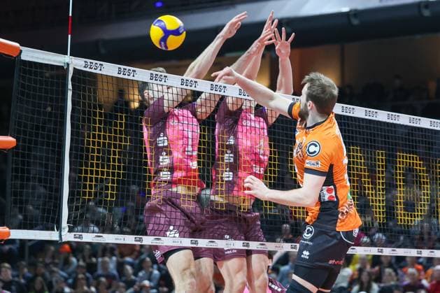 Yann Niclas Böhme (Netzhoppers KW, 17) und Odin Gnilitza (Netzhoppers KW, 04) können den Ball von Jan Forna (BR Volleys, 12) nicht abewehren,BR Volleys vs Netzhoppers KW, 1. Bundesliga, 18. Spieltag, 2025_02_08 Berlin Berlin Land Copyright: xFootxBowl ThomasxSobotzkix
