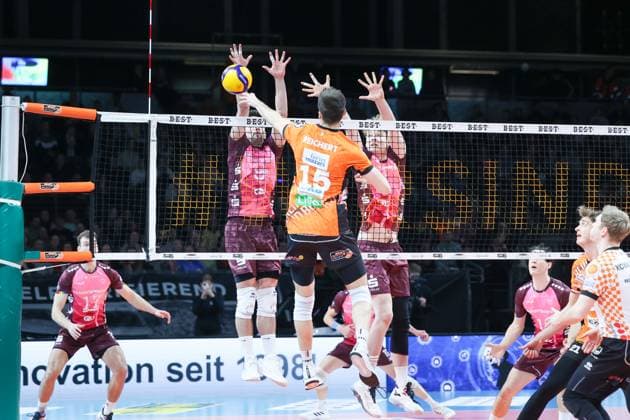 Moritz Reichert (BR Volleys, 15) mit dem Ball gegen Hannes Gerken (Netzhoppers KW, 09) und Carl Möller (Netzhoppers KW, 07) BR Volleys vs Netzhoppers KW, 1. Bundesliga, 18. Spieltag, 2025_02_08 Berlin Berlin Land Copyright: xFootxBowl ThomasxSobotzkix