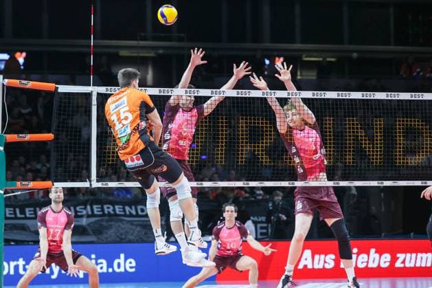 Moritz Reichert (BR Volleys, 15)mit den Ball, Hannes Gerken (Netzhoppers KW, 09)und Carl Möller (Netzhoppers KW, 07) versuchen abzuwehren, BR Volleys vs Netzhoppers KW, 1. Bundesliga, 18. Spieltag, 2025_02_08 Berlin Berlin Land Copyright: xFootxBowl ThomasxSobotzkix