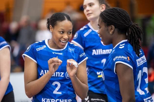 Breland Morrissette (Allianz MTV Stuttgart, 02) im Gespraech mit Krystal Rivers (Allianz MTV Stuttgart, 13) GER, Allianz MTV Stuttgart - Ladies in Black Aachen, Volleyball Bundesliga, VBL, Spielzeit 2024 2025, 08.02.2025 GER, Allianz MTV Stuttgart - Ladies in Black Aachen, Volleyball Bundesliga, VBL, Spielzeit 2024 2025, 08.02.2025 Stuttgart Copyright: xSandyxDinkelackerx EP_SDR