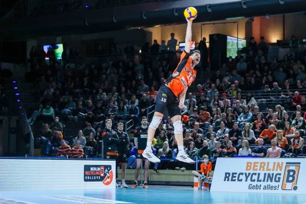 Moritz Reichert (BR Volleys, 15) mit dem Aufschlag, BR Volleys vs Netzhoppers KW, 1. Bundesliga, 18. Spieltag, 2025_02_08 Berlin Berlin Land Copyright: xFootxBowl ThomasxSobotzkix