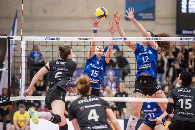 Susan Schut (Ladies in Black Aachen, 06) vs. Stuttgarter Block aus Charlotte Krenicky (Allianz MTV Stuttgart, 15), li. und Lucia Varela Gomez (Allianz MTV Stuttgart, 12), re. GER, Allianz MTV Stuttgart - Ladies in Black Aachen, Volleyball Bundesliga, VBL, Spielzeit 2024 2025, 08.02.2025 GER, Allianz MTV Stuttgart - Ladies in Black Aachen, Volleyball Bundesliga, VBL, Spielzeit 2024 2025, 08.02.2025 Stuttgart Copyright: xSandyxDinkelackerx EP_SDR