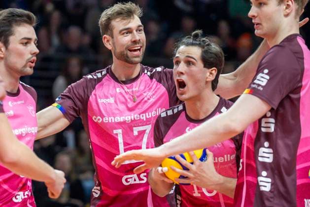 Sport Bilder des Tages 08.02.2025, Berlin, Volleyball: 1.Bundesliga, Maenner, 18. Spieltag, BR Volleys - Netzhoppers KW, Max-Schmeling-Halle. Yann Boehme von Netzhoppers KW und Teamkollegen jubeln nach Punktgewinn. BR Volleys - Netzhoppers KW