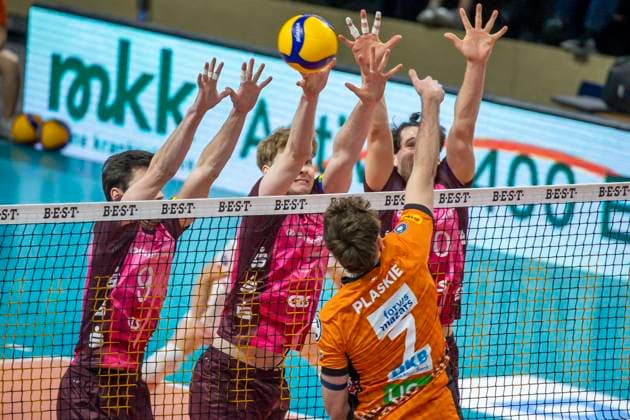 08.02.2025, Berlin, Volleyball: 1.Bundesliga, Maenner, 18. Spieltag, BR Volleys - Netzhoppers KW, Max-Schmeling-Halle. Berlins Simon Plaskie (r) spielt den Ball durch den Block aus KW. BR Volleys - Netzhoppers KW