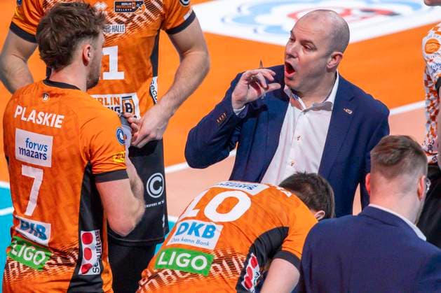 08.02.2025, Berlin, Volleyball: 1.Bundesliga, Maenner, 18. Spieltag, BR Volleys - Netzhoppers KW, Max-Schmeling-Halle. Trainer Joel Banks der Berlin Volleys bespricht sich mit seinem Team. BR Volleys - Netzhoppers KW