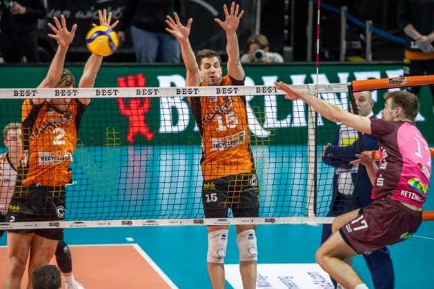 08.02.2025, Berlin, Volleyball: 1.Bundesliga, Maenner, 18. Spieltag, BR Volleys - Netzhoppers KW, Max-Schmeling-Halle. Yann Boehme (r-l) von Netzhoppers KW spielt den Ball gegen den Block aus Berlins Moritz Reichert und Matthew Knigge. BR Volleys - Netzhoppers KW