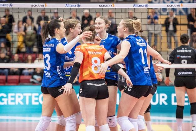Jubel, Freude beim MTV Stuttgart GER, Allianz MTV Stuttgart - Ladies in Black Aachen, Volleyball Bundesliga, VBL, Spielzeit 2024 2025, 08.02.2025 GER, Allianz MTV Stuttgart - Ladies in Black Aachen, Volleyball Bundesliga, VBL, Spielzeit 2024 2025, 08.02.2025 Stuttgart Copyright: xSandyxDinkelackerx EP_SDR