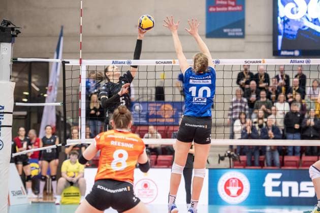Jolien Knollema (Allianz MTV Stuttgart, 10) vs. Jelena Novakovic (Ladies in Black Aachen, 05) GER, Allianz MTV Stuttgart - Ladies in Black Aachen, Volleyball Bundesliga, VBL, Spielzeit 2024 2025, 08.02.2025 GER, Allianz MTV Stuttgart - Ladies in Black Aachen, Volleyball Bundesliga, VBL, Spielzeit 2024 2025, 08.02.2025 Stuttgart Copyright: xSandyxDinkelackerx EP_SDR