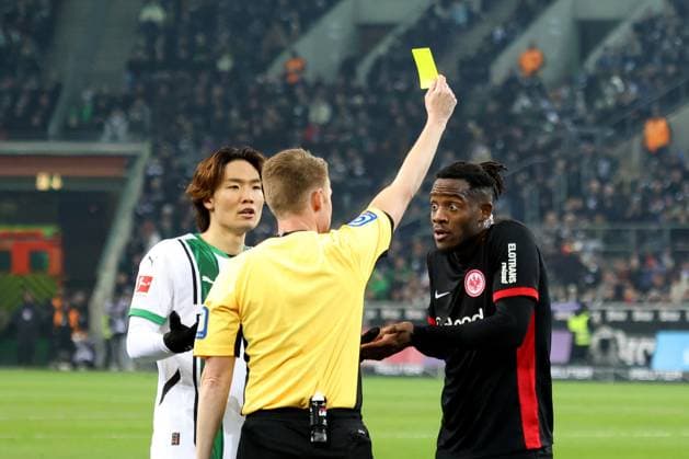 Sport Themen der Woche KW06 Sport Bilder des Tages 08.02.2025, xfanx, Fussball 1.Bundesliga, Borussia Moenchengladbach - Eintracht Frankfurt v.l. Schiedsrichter Referee Christian Dingert. zeigt die gelbe Karte Ko Itakura (Borussia Mönchengladbach) Michy Batshuayi (Eintracht Frankfurt) (DFL DFB REGULATIONS PROHIBIT ANY USE OF PHOTOGRAPHS as IMAGE SEQUENCES and or QUASI-VIDEO) Moenchengladbach *** 08 02 2025, xfanx, Soccer 1 Bundesliga, Borussia Moenchengladbach Eintracht Frankfurt v l Referee Referee Christian Dingert shows the yellow card Ko Itakura Borussia Mönchengladbach Michy Batshuayi Eintracht Frankfurt DFL DFB REGULATIONS PROHIBIT ANY USE OF PHOTOGRAPHS as IMAGE SEQUENCES and or QUASI VIDEO Moenchengladbach mfan