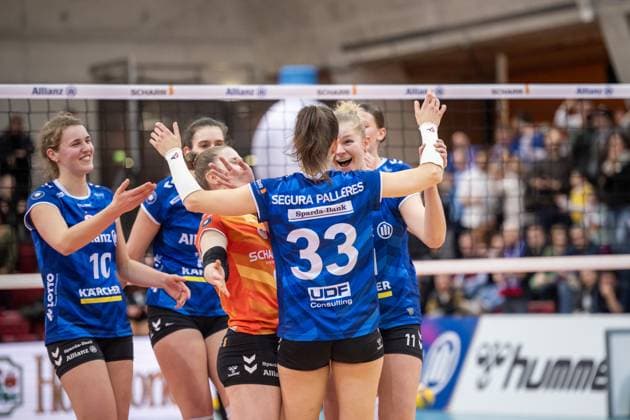 Jolien Knollema (Allianz MTV Stuttgart, 10), Lucia Varela Gomez (Allianz MTV Stuttgart, 12), Florien Reesink (Allianz MTV Stuttgart, 08), Maria Segura Pallares (Allianz MTV Stuttgart, 33) und Pauline Martin (Allianz MTV Stuttgart, 11), vlnr. - Jubel, Freude nach Heimsieg gegen Aachen GER, Allianz MTV Stuttgart - Ladies in Black Aachen, Volleyball Bundesliga, VBL, Spielzeit 2024 2025, 08.02.2025 GER, Allianz MTV Stuttgart - Ladies in Black Aachen, Volleyball Bundesliga, VBL, Spielzeit 2024 2025, 08.02.2025 Stuttgart Copyright: xSandyxDinkelackerx EP_SDR