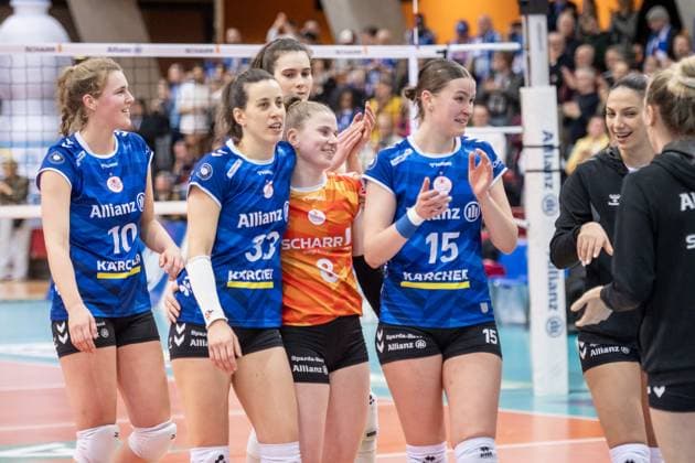 Maria Segura Pallares (Allianz MTV Stuttgart, 33), Florien Reesink (Allianz MTV Stuttgart, 08), Charlotte Krenicky (Allianz MTV Stuttgart, 15) - sichtlich erleichtert, Freude, Laecheln nach Heimsieg GER, Allianz MTV Stuttgart - Ladies in Black Aachen, Volleyball Bundesliga, VBL, Spielzeit 2024 2025, 08.02.2025 GER, Allianz MTV Stuttgart - Ladies in Black Aachen, Volleyball Bundesliga, VBL, Spielzeit 2024 2025, 08.02.2025 Stuttgart Copyright: xSandyxDinkelackerx EP_SDR