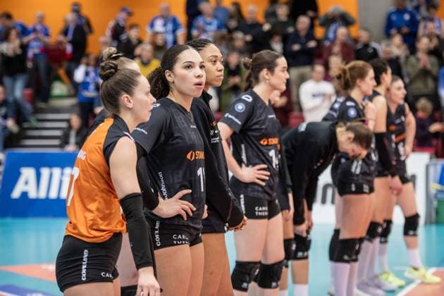 Jasmine Rivest (Ladies in Black Aachen, 11) und Team der Ladies In Black Aachen, sichtlich enttaeuscht nach Auswaertsniederlage in Stuttgart GER, Allianz MTV Stuttgart - Ladies in Black Aachen, Volleyball Bundesliga, VBL, Spielzeit 2024 2025, 08.02.2025 GER, Allianz MTV Stuttgart - Ladies in Black Aachen, Volleyball Bundesliga, VBL, Spielzeit 2024 2025, 08.02.2025 Stuttgart Copyright: xSandyxDinkelackerx EP_SDR