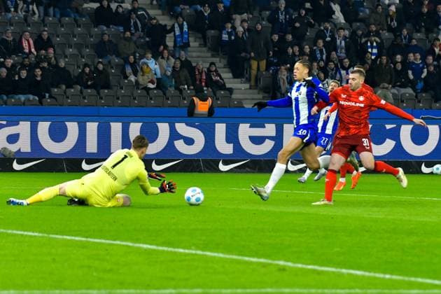 08.02.2025, xlakx, Fussball 2.Bundesliga, Hertha BSC Berlin - 1.FC Kaiserslautern emspor, v.l. Julian Krahl (1.FC Kaiserslautern 1)Derry Scherhant (Hertha BSC 39),Luca Sirch (1.FC Kaiserslautern 31)Zweikampf, Duell, Kampf, tackle (DFL DFB REGULATIONS PROHIBIT ANY USE OF PHOTOGRAPHS as IMAGE SEQUENCES and or QUASI-VIDEO) Daniel Lakomski Jan Huebner Berlin