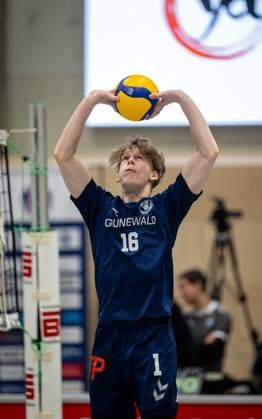 Volleyball, Saison 2024 2025, 2. Bundesliga Nord, 08.02.2025, 16. Spieltag, Herren, TuB Bocholt (blau) vs. SV Warnemuende (rot) Alexander Maass (TuB Bocholt), Bocholt Sporthalle West Nordrhein-Westfalen Deutschland