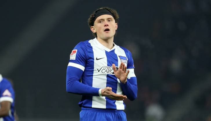 Fabian Reese klatscht zu den Fans Fußball Fussball DFL 2.Bundesliga Herren 21. Spieltag Saison 2024 2025 08.02.2025 Hertha BSC Berlin vs. 1.FC Kaiserslautern FCK DFL regulations prohibit any use of photographs as image sequences and or quasi-video