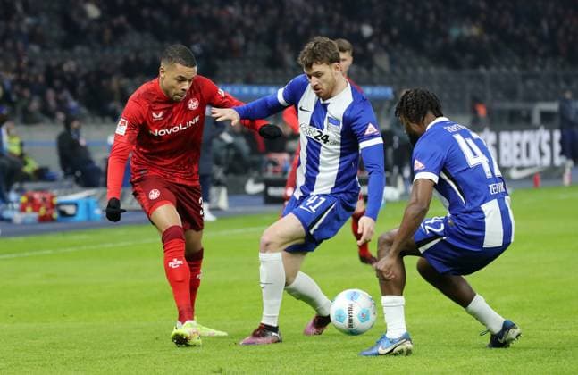 Jan Gyamerah, Pascal Klemens, Deyovaisio Zeefuik Zweikampf Spielszene Aktion Fußball Fussball DFL 2.Bundesliga Herren 21. Spieltag Saison 2024 2025 08.02.2025 Hertha BSC Berlin vs. 1.FC Kaiserslautern FCK DFL regulations prohibit any use of photographs as image sequences and or quasi-video
