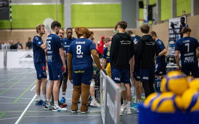 Volleyball, Saison 2024 2025, 2. Bundesliga Nord, 08.02.2025, 16. Spieltag, Herren, TuB Bocholt (blau) vs. SV Warnemuende (rot) Ansprache vor dem Spiel Bocholt Sporthalle West Nordrhein-Westfalen Deutschland