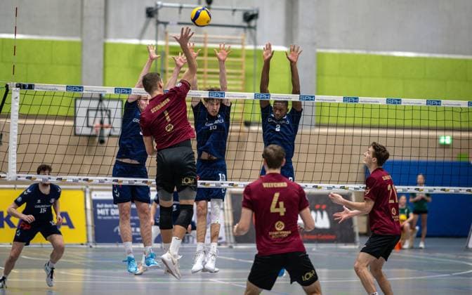 Volleyball, Saison 2024 2025, 2. Bundesliga Nord, 08.02.2025, 16. Spieltag, Herren, TuB Bocholt (blau) vs. SV Warnemuende (rot) v.l.: Noah van Dam (Libero TuB Bocholt), Soeren Schroeder (SV Warnemuende), Tom Doerpinghaus (TuB Bocholt), Rudy Schneider (TuB Bocholt), Bohdan Velychko (SV Warnemuende), Mateusz Slawatycki (SV Warnemuende), Bocholt Sporthalle West Nordrhein-Westfalen Deutschland