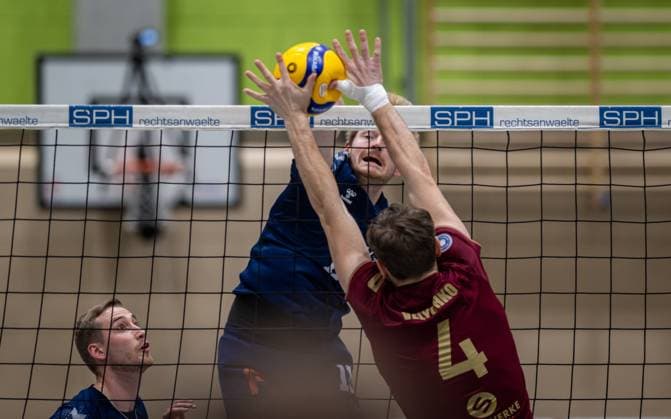 Volleyball, Saison 2024 2025, 2. Bundesliga Nord, 08.02.2025, 16. Spieltag, Herren, TuB Bocholt (blau) vs. SV Warnemuende (rot) v.l.: Noah van Dam (Libero TuB Bocholt), Thomas Wittkowski (TuB Bocholt), Bohdan Velychko (SV Warnemuende), Bocholt Sporthalle West Nordrhein-Westfalen Deutschland