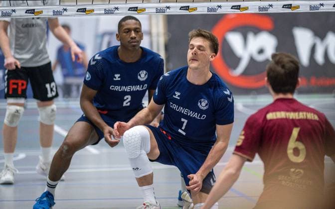 Volleyball, Saison 2024 2025, 2. Bundesliga Nord, 08.02.2025, 16. Spieltag, Herren, TuB Bocholt (blau) vs. SV Warnemuende (rot) v.l.: Rudy Schneider (TuB Bocholt), Luis Kubo (TuB Bocholt), Bocholt Sporthalle West Nordrhein-Westfalen Deutschland