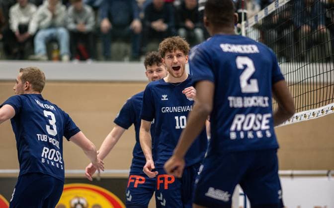 Volleyball, Saison 2024 2025, 2. Bundesliga Nord, 08.02.2025, 16. Spieltag, Herren, TuB Bocholt (blau) vs. SV Warnemuende (rot) v.l.: Noah van Dam (Libero TuB Bocholt), Tobias Brendgen (TuB Bocholt), Tom Doerpinghaus (TuB Bocholt), Rudy Schneider (TuB Bocholt), Bocholt Sporthalle West Nordrhein-Westfalen Deutschland