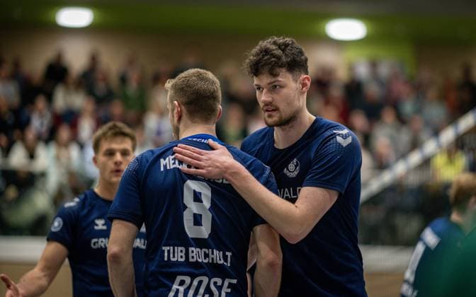 Volleyball, Saison 2024 2025, 2. Bundesliga Nord, 08.02.2025, 16. Spieltag, Herren, TuB Bocholt (blau) vs. SV Warnemuende (rot) v.l.: Thomas Eickelberg (TuB Bocholt), Tobias Brendgen (TuB Bocholt), Bocholt Sporthalle West Nordrhein-Westfalen Deutschland